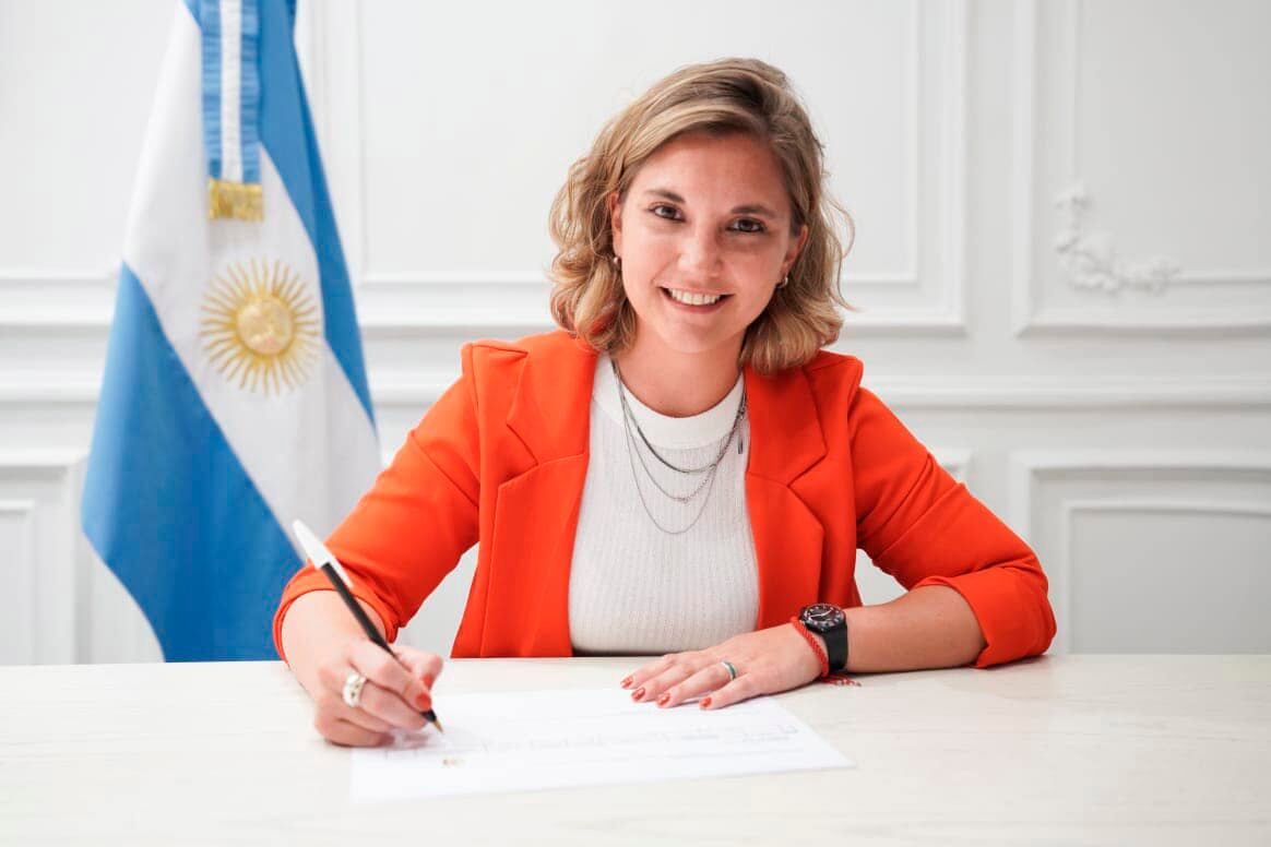 Cora fue concejal en Paraná antes de ser electa diputada provincial.