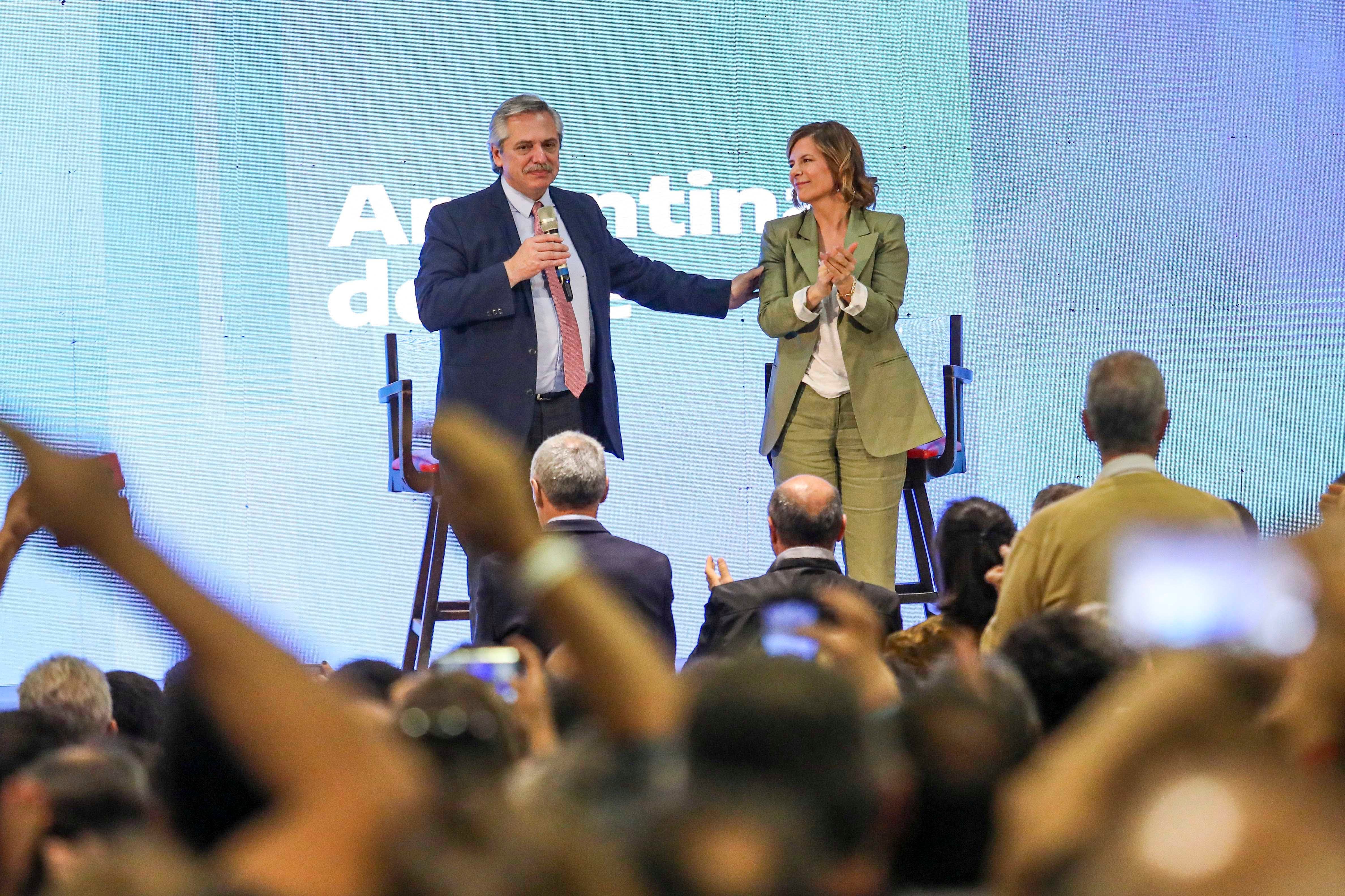 Alberto Fernández junto a la candidata a intendenta de La Plata, Florencia Saintout.