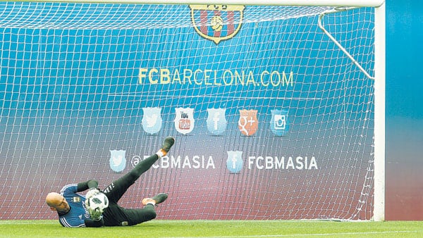 “Los tres arqueros hacemos los mismos trabajos”, explicó Caballero, bajando expectativas sobre su titularidad.