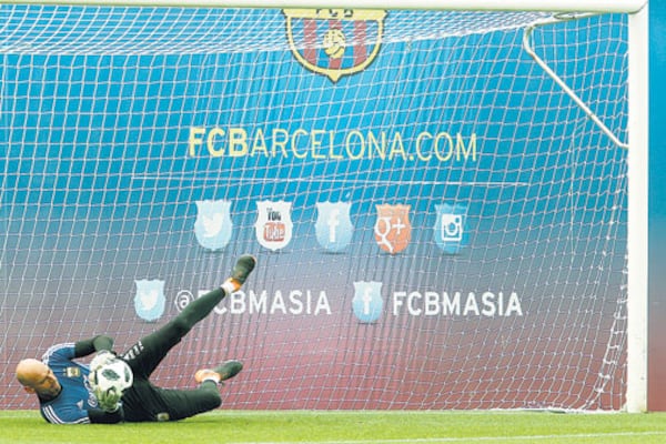 “Los tres arqueros hacemos los mismos trabajos”, explicó Caballero, bajando expectativas sobre su titularidad.