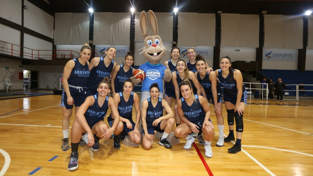 La Selección femenina de básquet y Liber, en el Cenard.