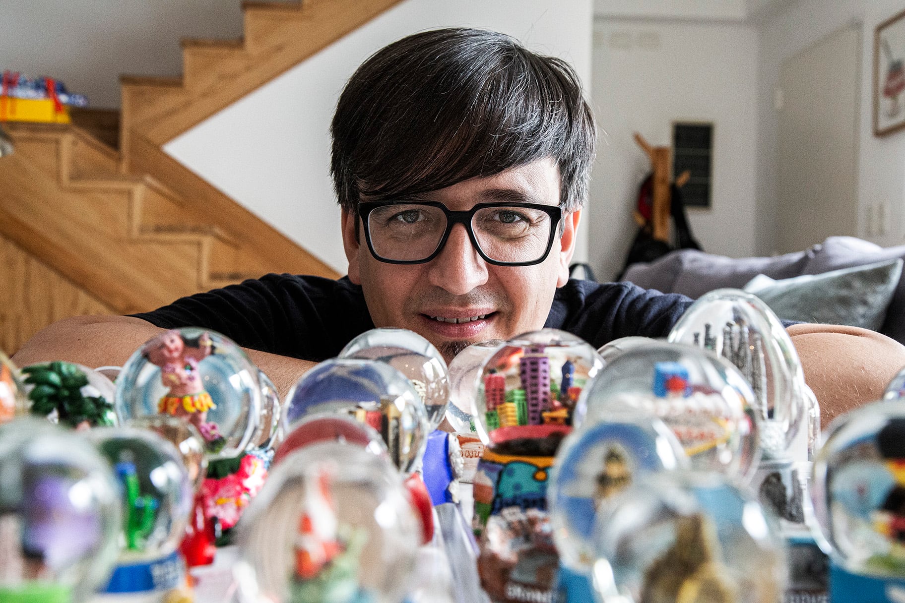 Balmaceda ama coleccionar cosas: tiene más de 100 bolas de lugares de todo el mundo que junta él y le mandan sus fans. 