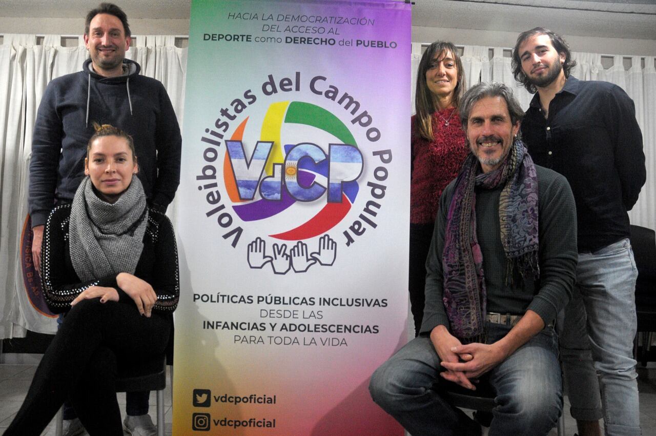 Wenceslao Frascaroli, Adriana Zilber e Ignacio Fernández (parados); Romina Cuevas y Jon Uriarte (sentados), parte de los fundadores del movimiento