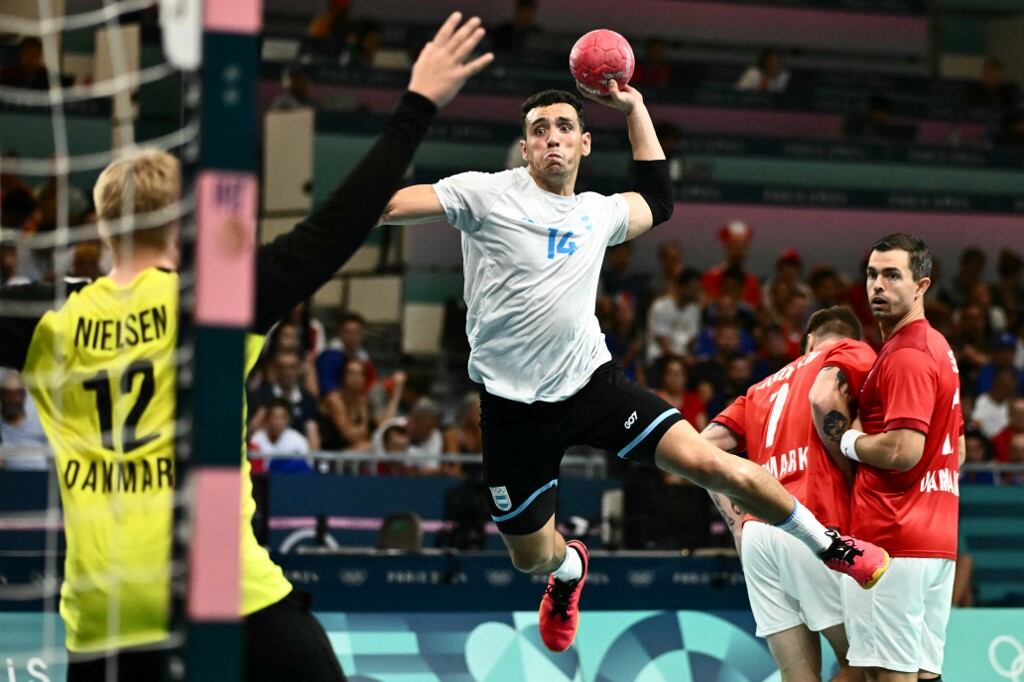 Andrés Moyano intenta anotar en el partido entre Dinamarca y Argentina de París 2024,