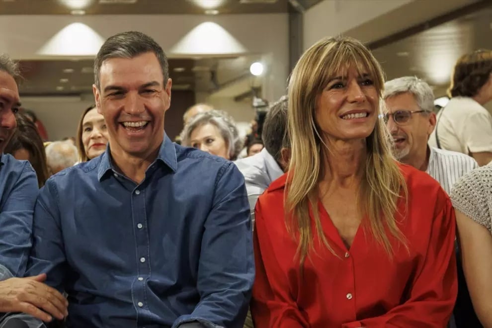 El presidente del Gobierno, Pedro Sánchez, junto a su mujer, Begoña Gómez