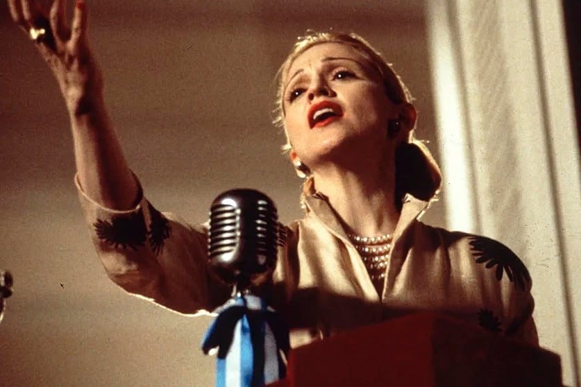 Madonna canta en el balcón de la Casa Rosada, en "Evita". 