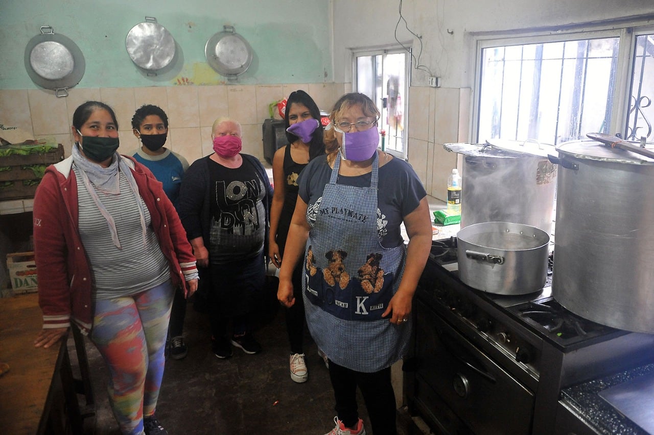 Trabajadoras del comedor popular "El Dari" de la Villa 21-24, en Barracas. 