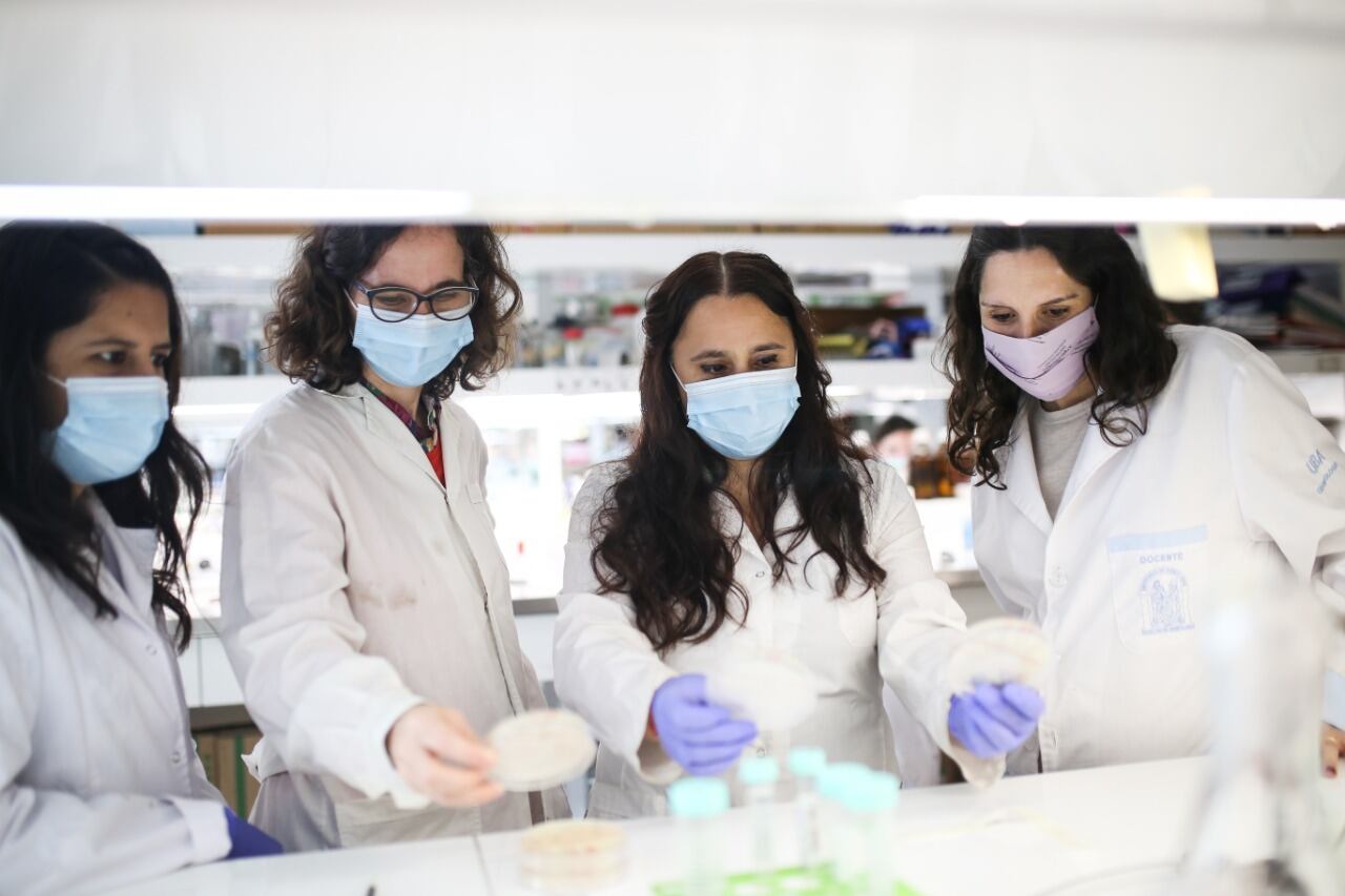 En el centro y con su pelo largo, Juliana Cassataro al frente de su equipo de investigación.