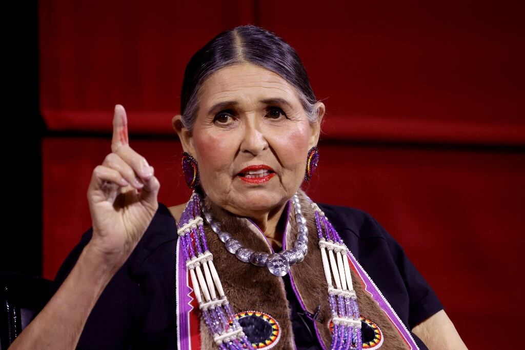 Sacheen Littlefeather contó que subió al escenario "como una orgullosa mujer indígena, con dignidad y con coraje".
