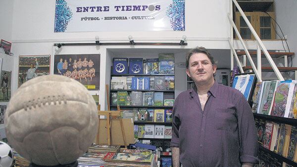 Esteban Bekerman es periodista y docente, dedicado a explorar la historia del fútbol.