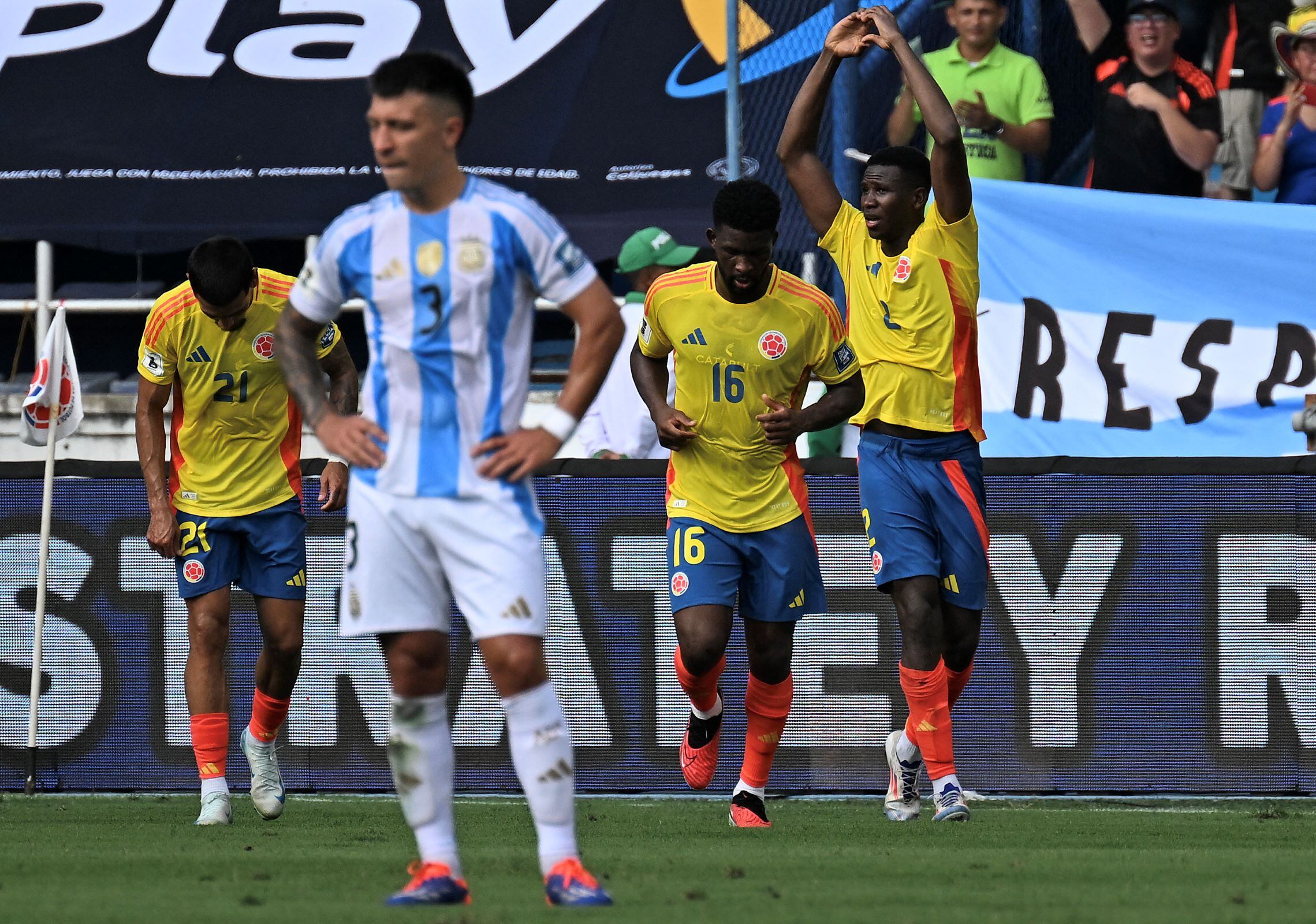 Mosquera celebra, mientras Lisandro Martínez sufre