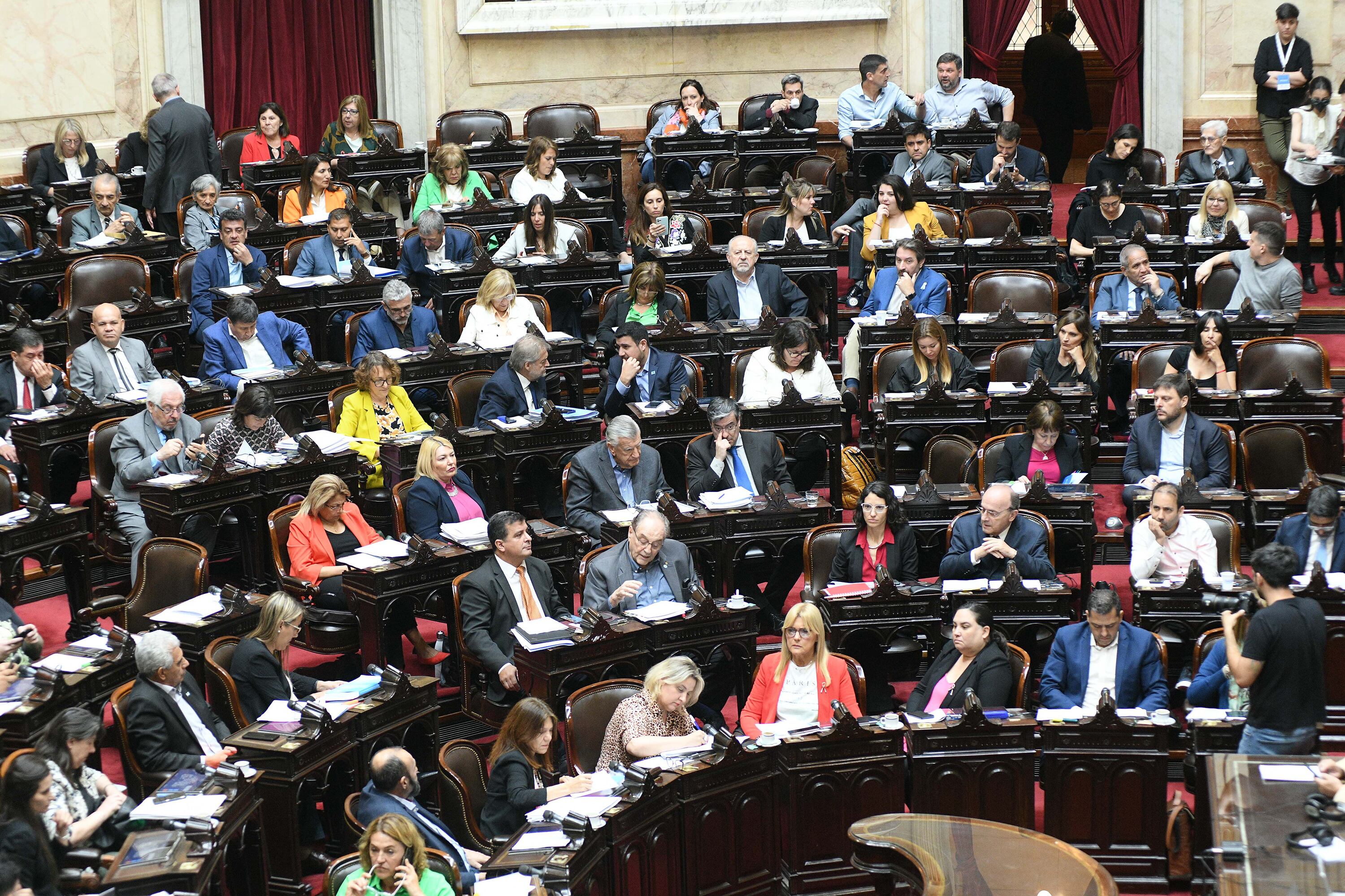 La sesión logró quorum ayer al mediodía gracias al acompañamiento de diputados radicales.