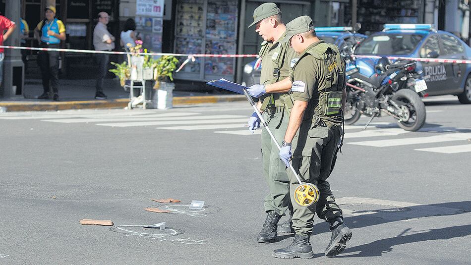Los peritos de Gendarmería trabajaron recuperando pruebas. Es asombroso que sólo hubiese tres heridos.