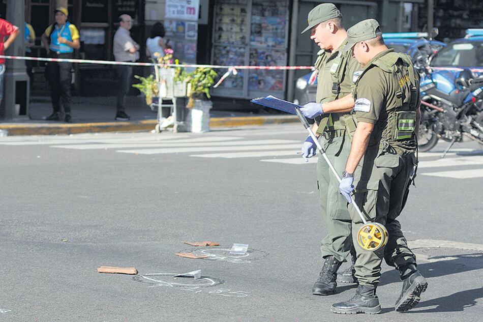 Los peritos de Gendarmería trabajaron recuperando pruebas. Es asombroso que sólo hubiese tres heridos.
