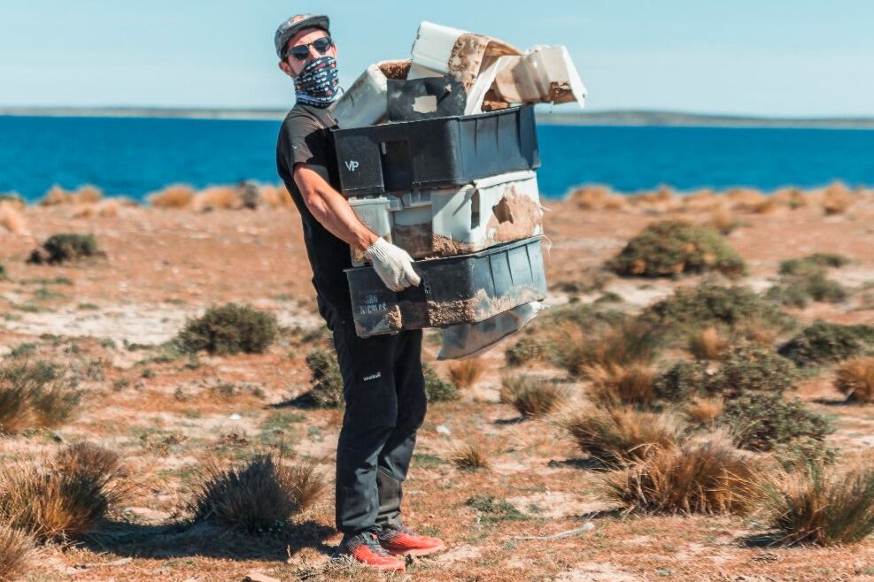 Yago Lange durante una de las limpiezas en la Patagonia