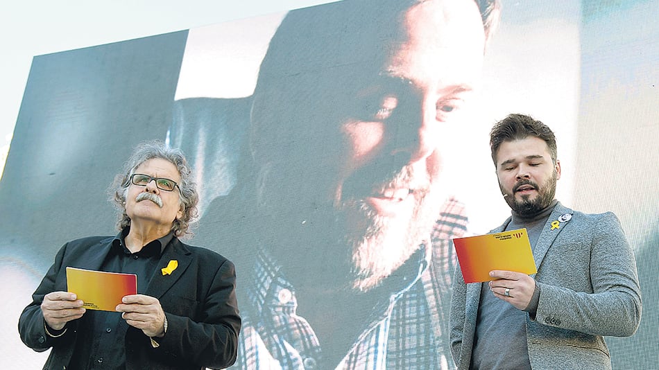 Dos parlamentarios de ERC hacen campaña delante de la imagen de Oriol Junqueras, preso desde hace un mes.