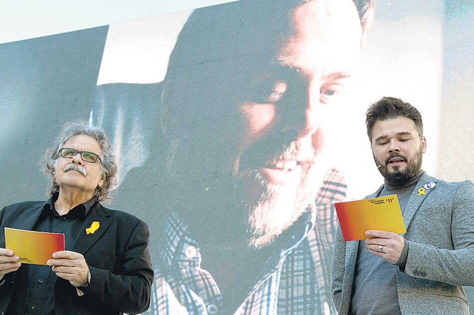 Dos parlamentarios de ERC hacen campaña delante de la imagen de Oriol Junqueras, preso desde hace un mes.