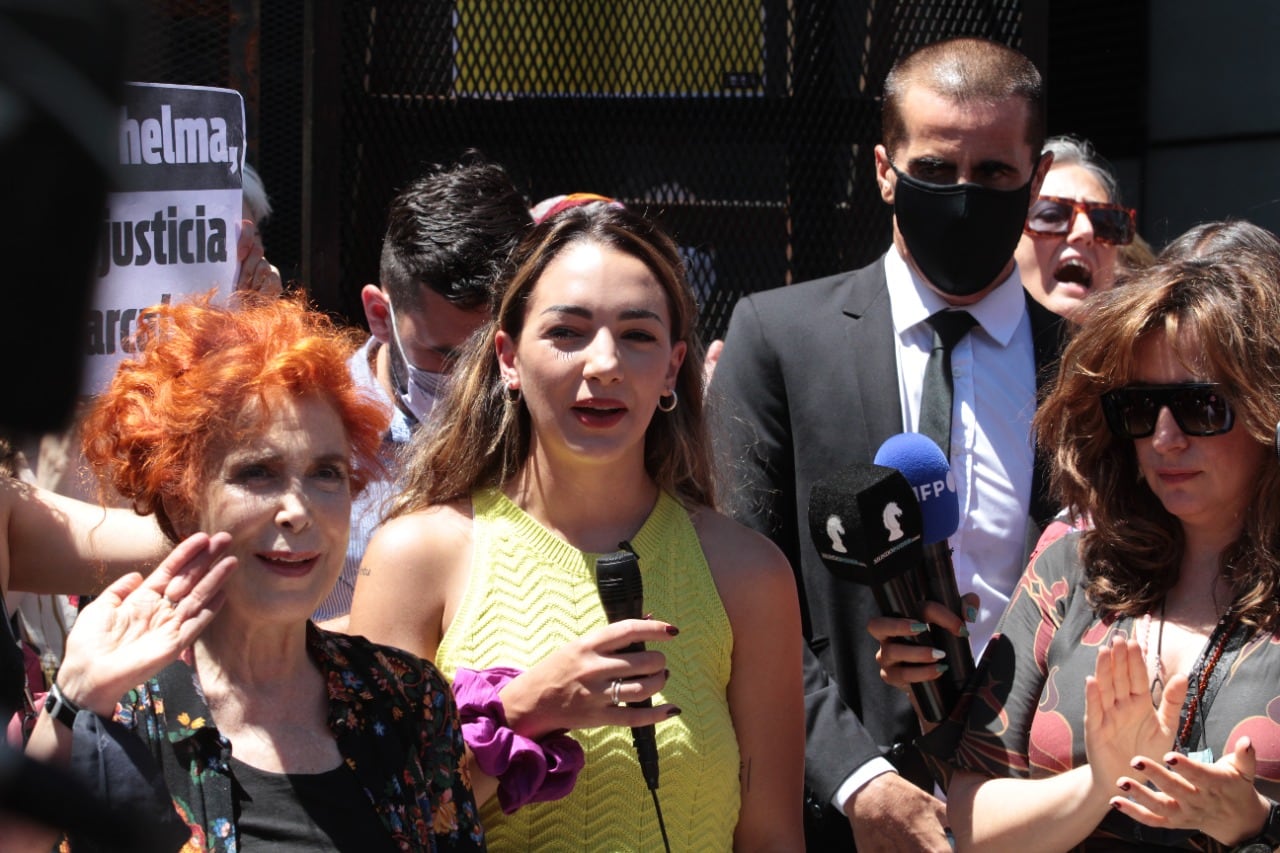 Fardin, de espaldas al Consulado de Brasil