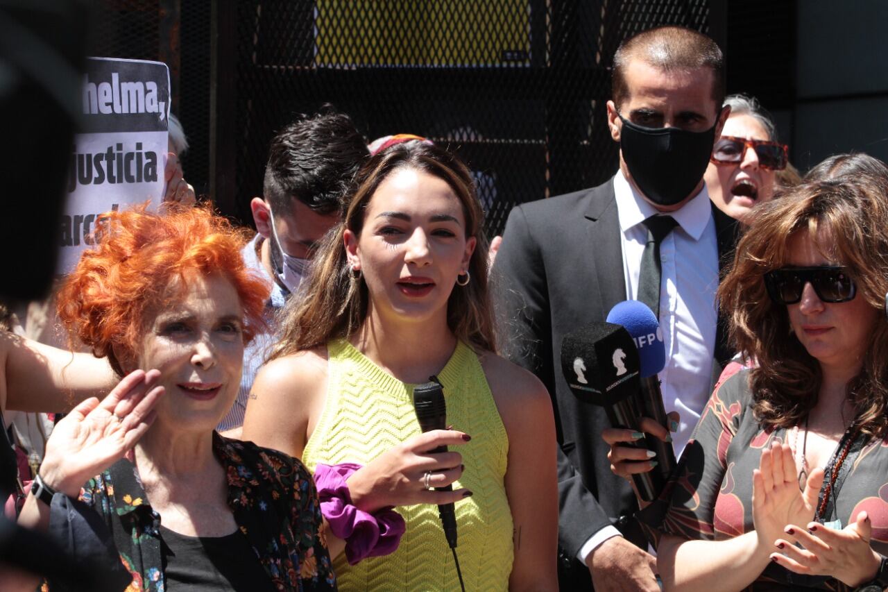 Fardin, de espaldas al Consulado de Brasil