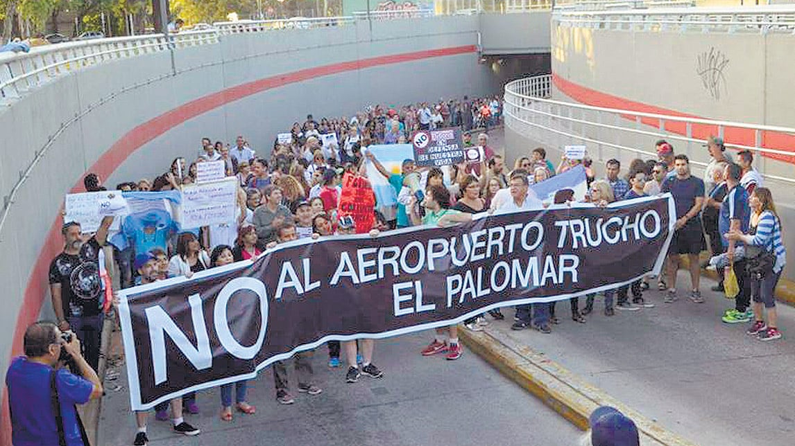 La empresa lowcost FlyBondi no pudo completar su vuelo inaugural por un inconveniente técnico.