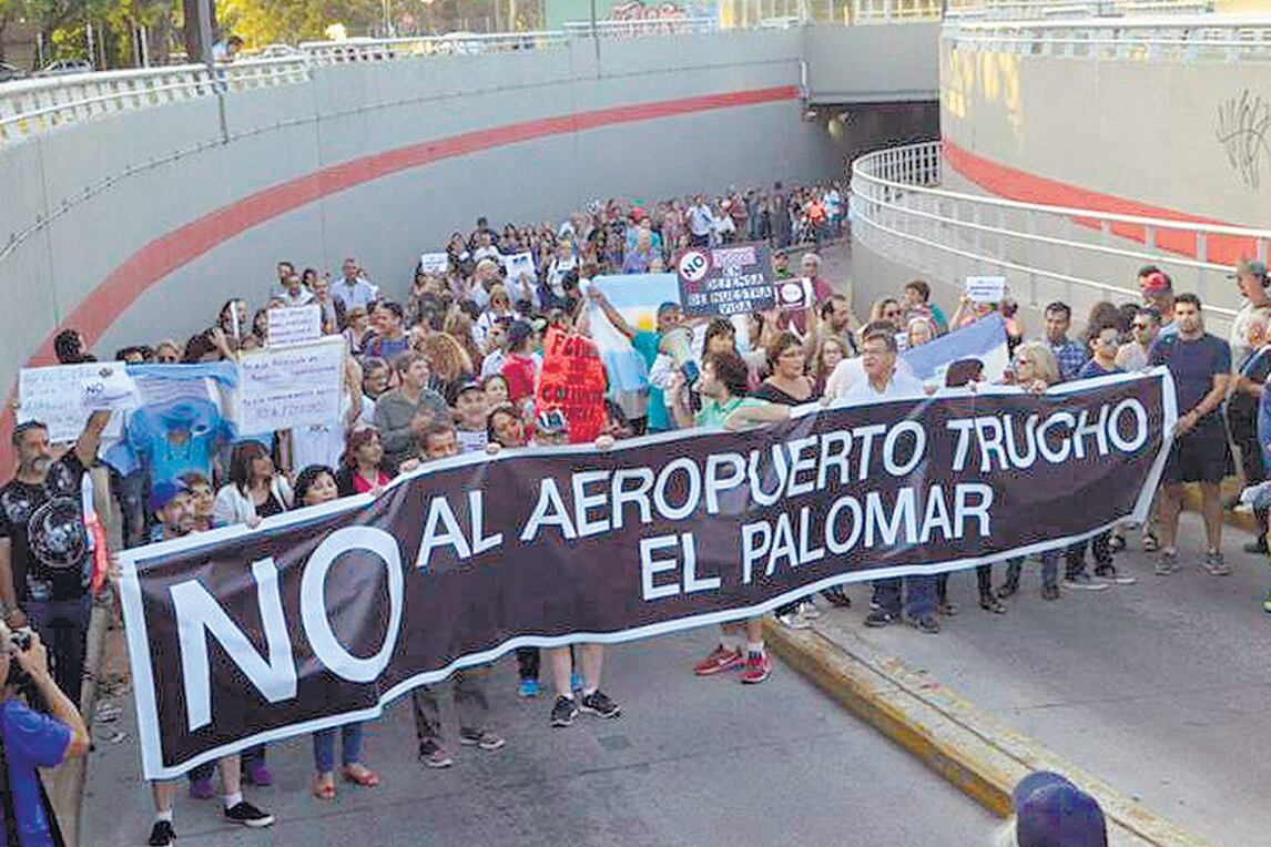 La empresa lowcost FlyBondi no pudo completar su vuelo inaugural por un inconveniente técnico.
