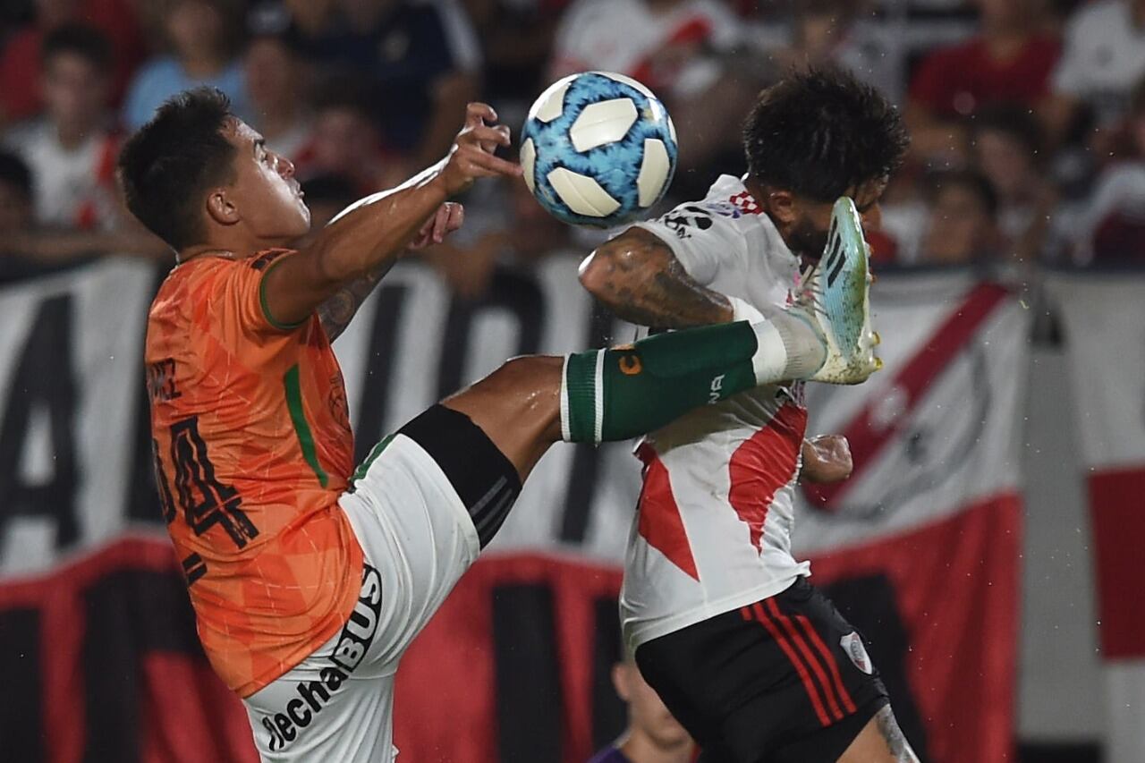 Gómez y Casco luchan por la pelota durante el 1-0 de River de febrero pasado.