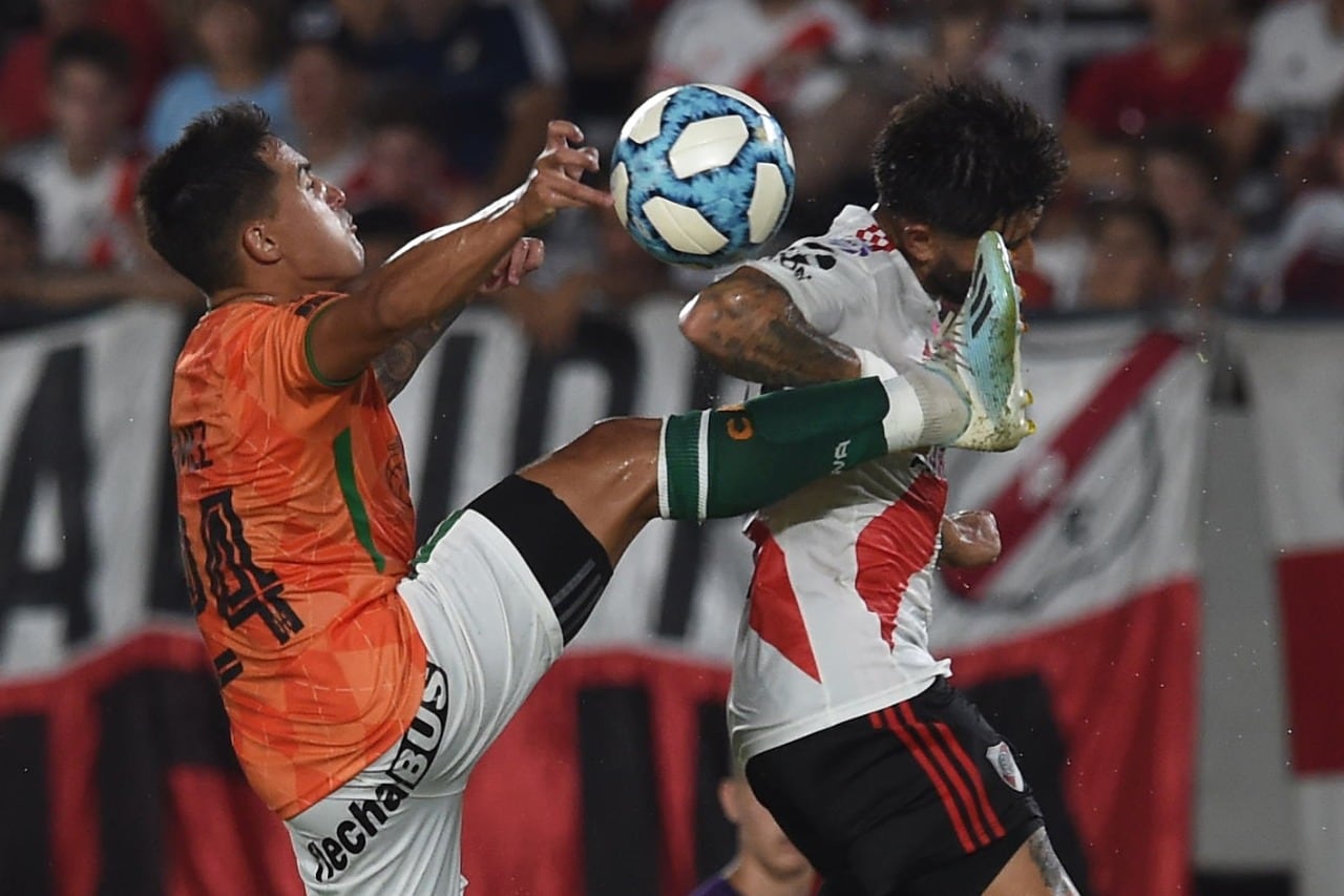 Gómez y Casco luchan por la pelota durante el 1-0 de River de febrero pasado.