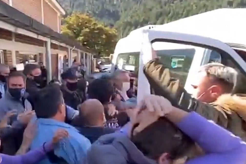 La Policía de Chubut detuvo a cinco personas que estarían vinculadas al ataque a piedrazos de la camioneta en que viajaba Alberto Fernández, cuando el sábado fue a recorrer las zonas afectadas por los incendios.