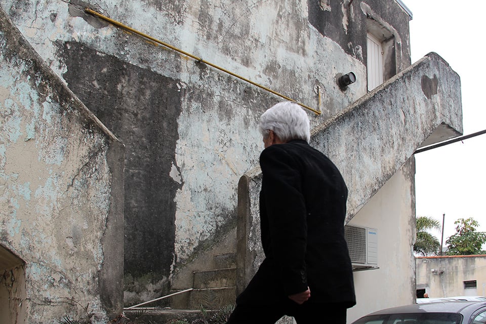 Echegoy sube la escalera que llevaba al "altillo de los tormentos".