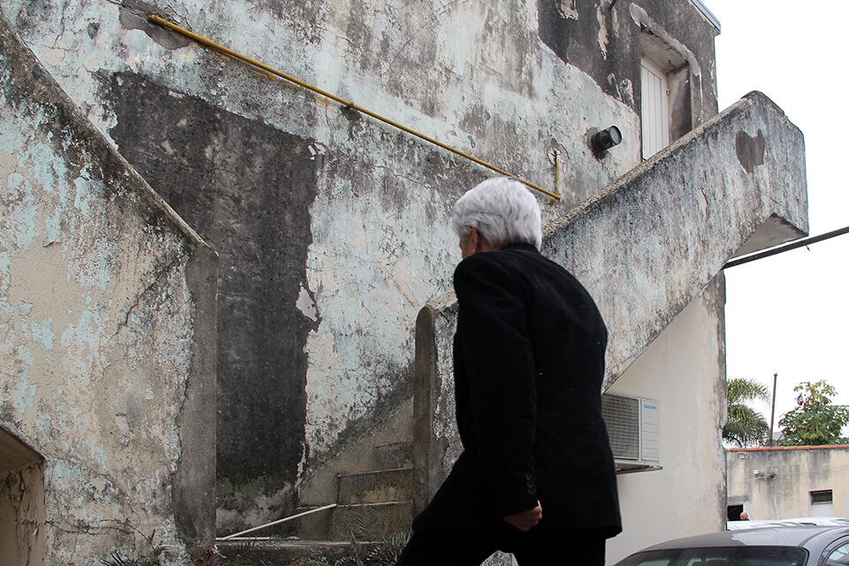 Echegoy sube la escalera que llevaba al "altillo de los tormentos".