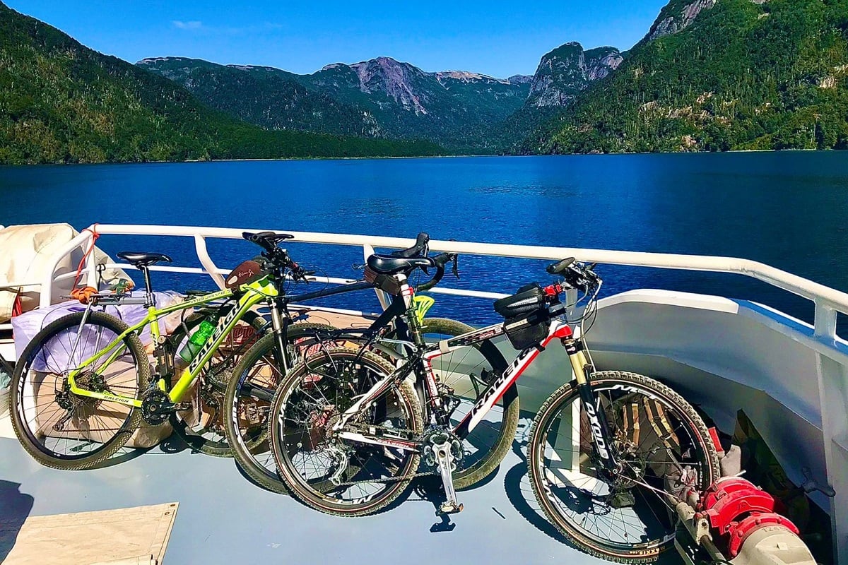 Aunque se venden paquetes de traslados con tres tickets navales y dos terrestres, la parte de tierra firme se puede pedalear o patear con paciencia