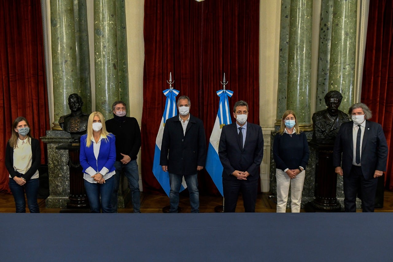 Presentación del proyecto de reducción de tarifas en el Congreso. 