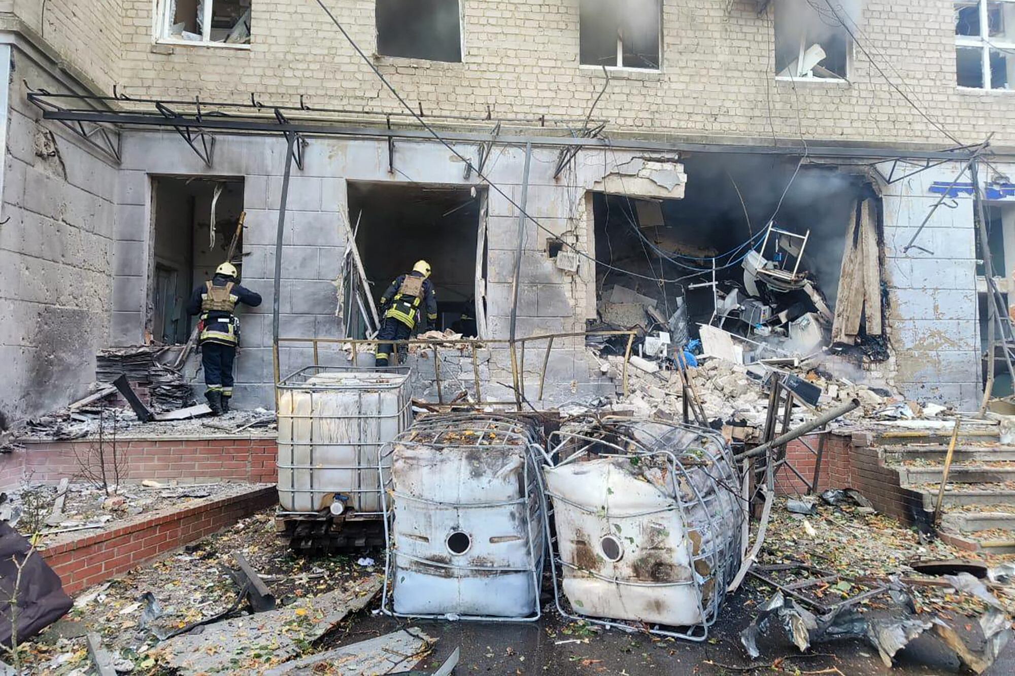 Un ataque de drones rusos destruyó un edificio en Sumi.