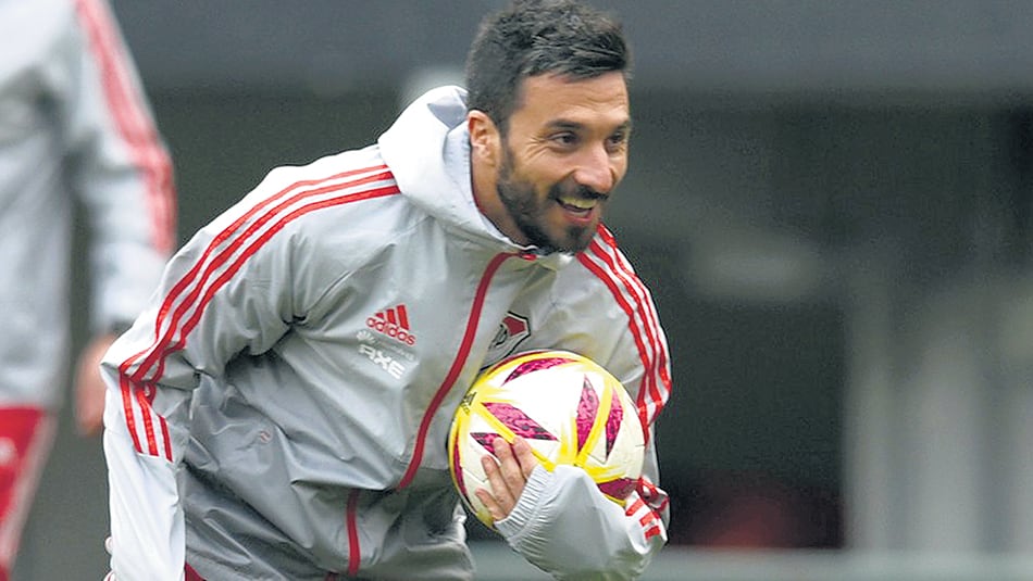 Ayer, Scocco formó dupla con Mora para los suplentes.