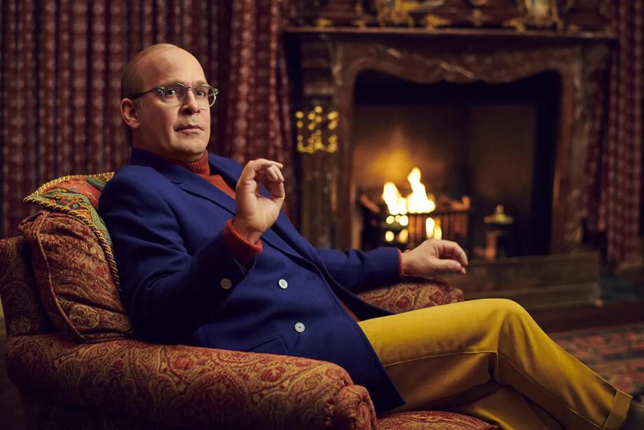 Tom Hollander como el escritor de "A sangre fría" en "Feud: Capote vs. The Swans".