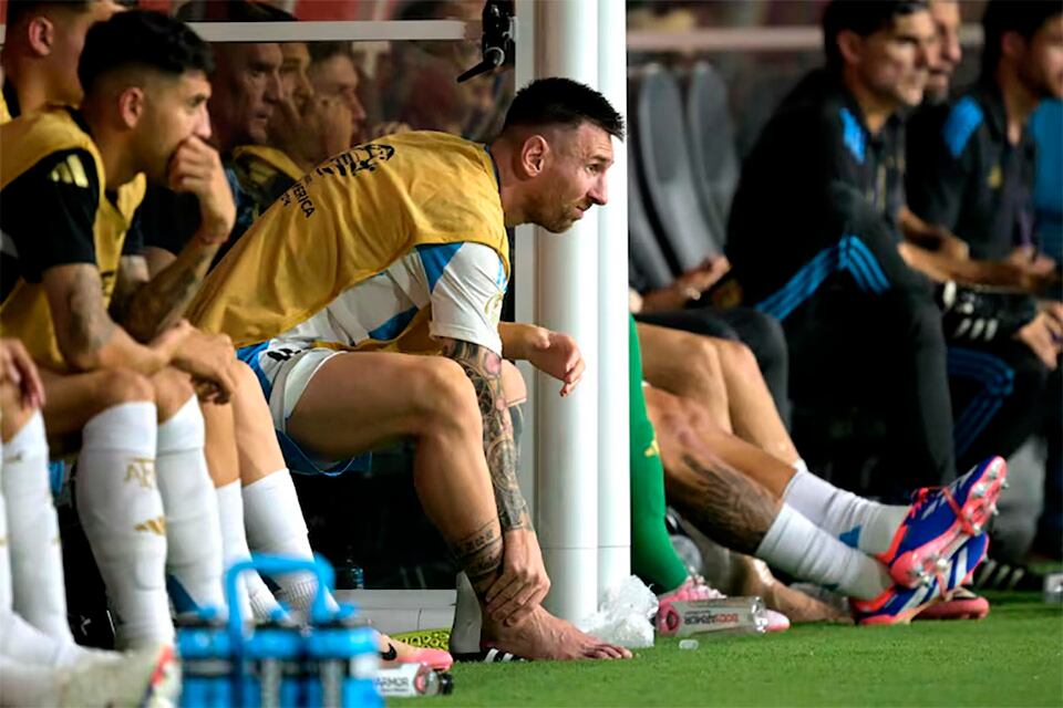Messi lesionado y en el banco, dos situaciones cada vez más comunes