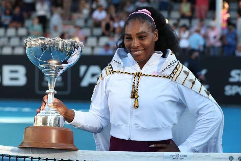 Serena Williams levanta el trofeo 23 de su carrera como profesional.