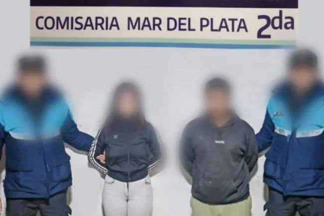 La pareja detenida por robar prótesis mamarias.