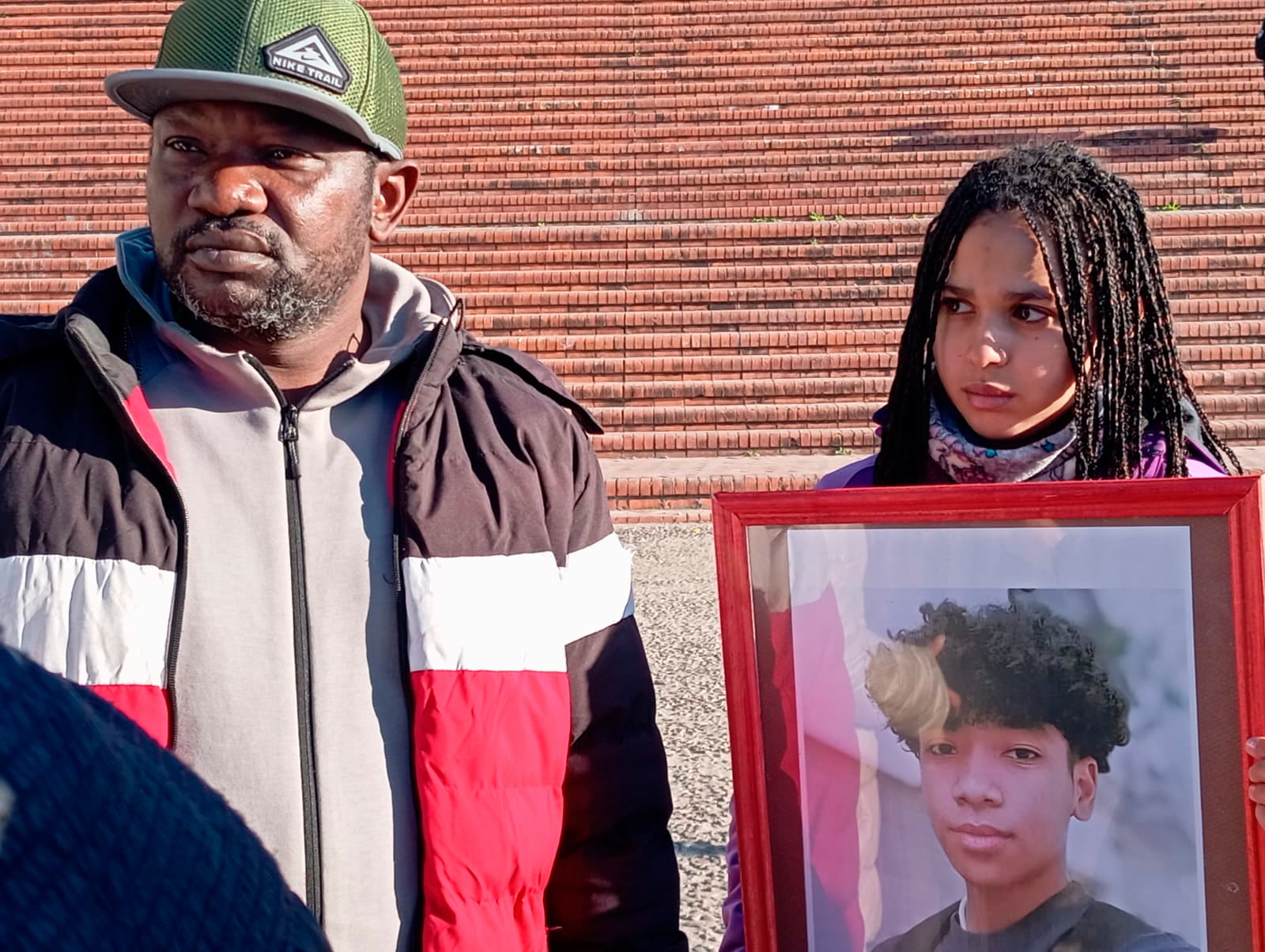 El padre y la hermana del pibe fallecido.
