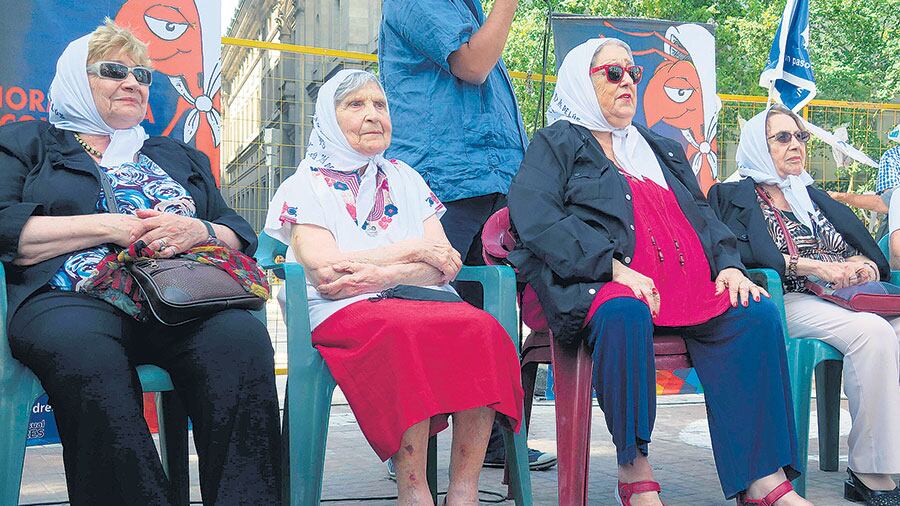 Entre vallas amarillas, las Madres de Plaza de Mayo ratificaron su lucha.