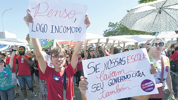 Protesta docente y estudiantil ayer en Brasilia, en contra de los recortes del gobierno.
