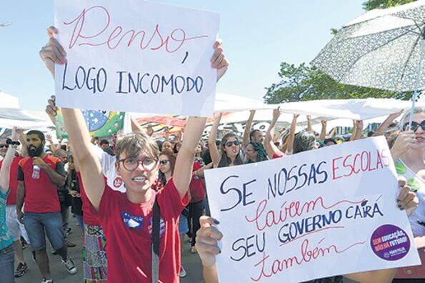 Protesta docente y estudiantil ayer en Brasilia, en contra de los recortes del gobierno.