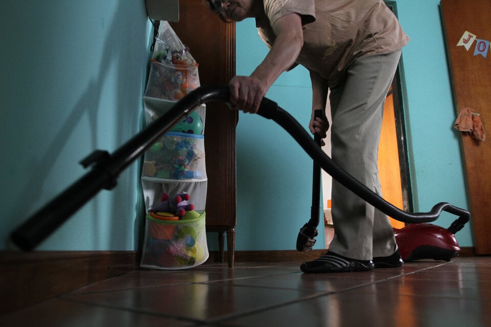 Las personas que trabajan en casas particulares tendrán un incremento del 27% en tres cuotas a partir del mes que viene. Imagen: Carolina Camps