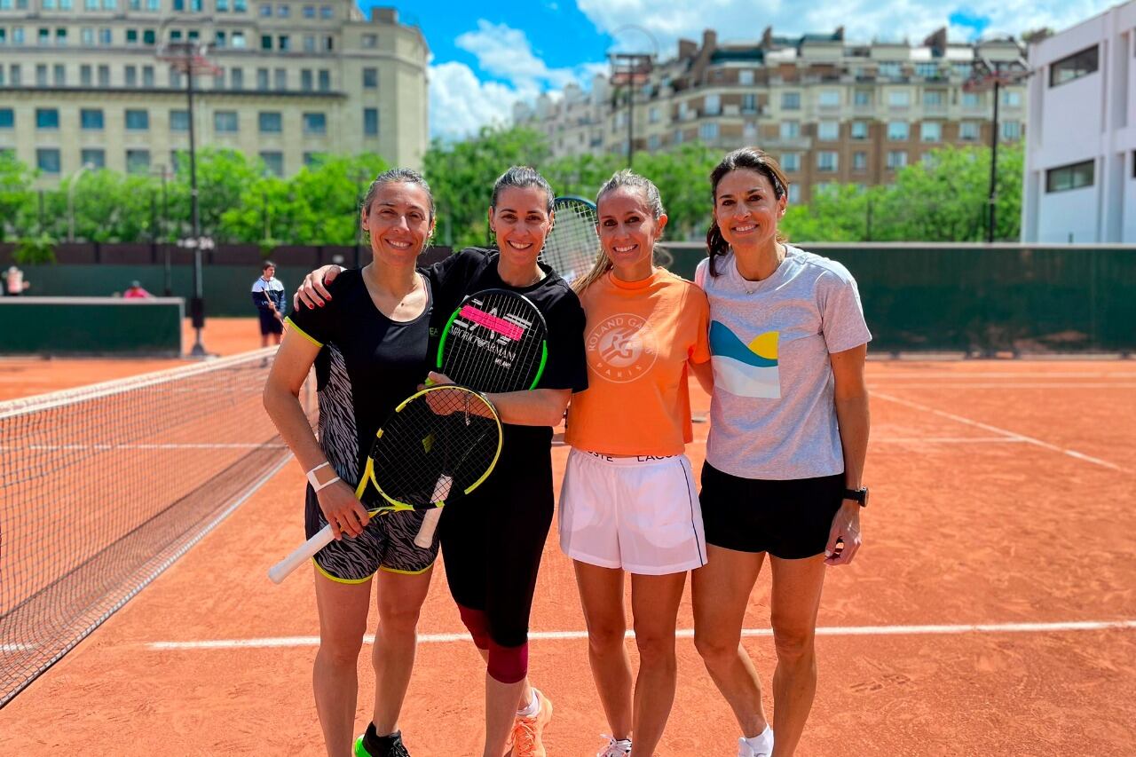 Dulko y Sabatini (derecha) preparan en París su debut en el Torneo de Leyendas. A su izquierda la dupla italiana compuesta por Francesca Schiavone y Flavia Pennetta