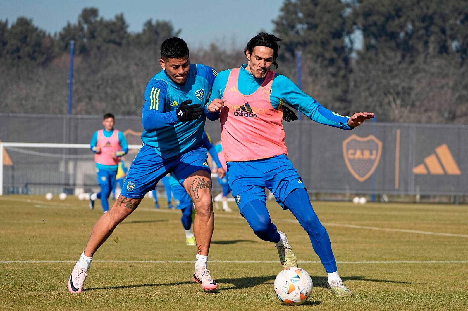 Rojo disputa la pelota con Cavani durante la práctica.