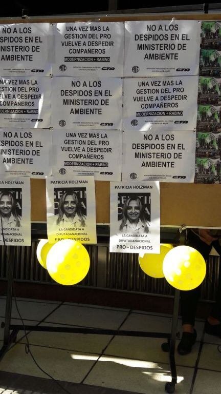 La protesta incluyó la permanencia masiva en el despacho de Bergman.