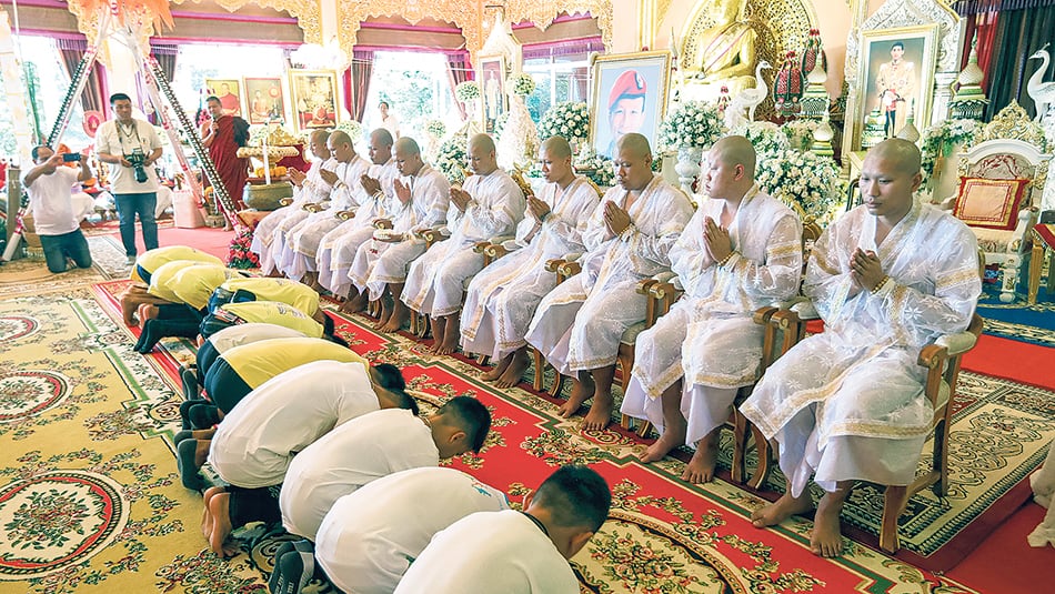 Once de los doce niños del equipo, el jueves pasado participaron de una ceremonia budista.