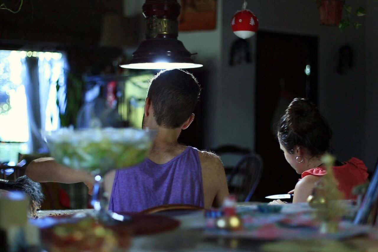 Farina evita cualquier atisbo de efectismo, buscando conectar con la sensibilidad de sus protagonistas.