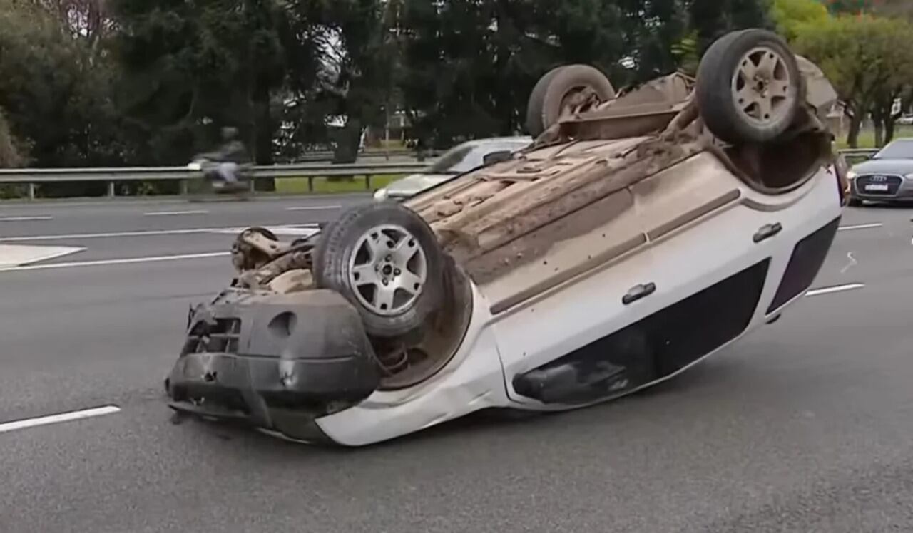 Así quedó la camioneta tras el impacto. 