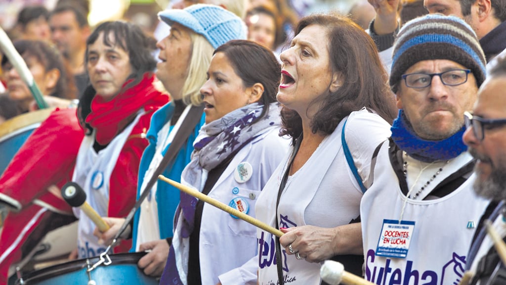 Los docentes se movilizaron hasta la casa de la provincia y denunciaron “descuentos brutales”.